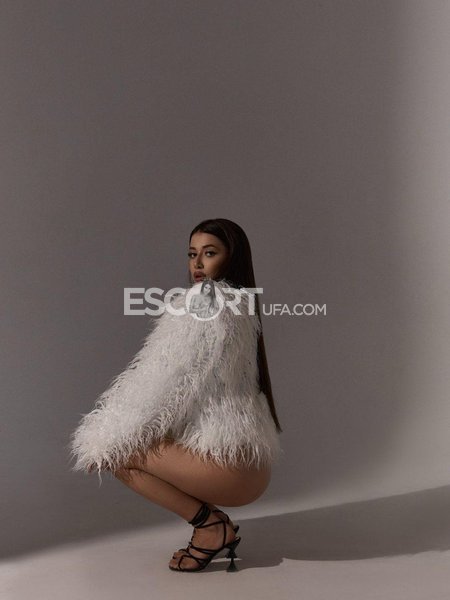 Обворожительная красавица приглашает на встречу